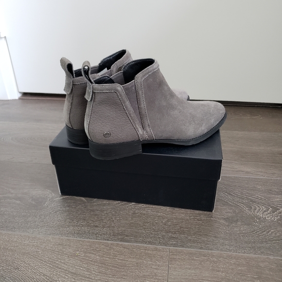 UGG Grey Suede Ankle Boots - Size 7.5 - Picture 2 of 8